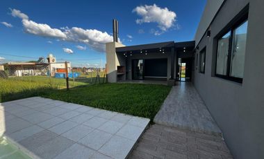 Moderna casa en venta tres dormitorios, apta crédito !!