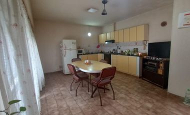 VENTA CASA 4 AMB CON COCHERA CASEROS