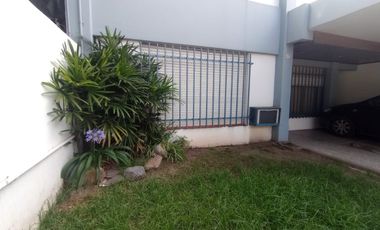 VENTA CASA 4 AMB CON COCHERA CASEROS