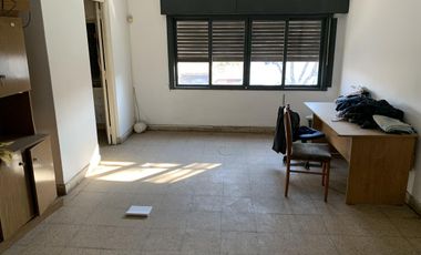 VENTA Galpón  con oficina Barrio Azcuenaga Permuta RENOVADO EXCELENTE ESTADO