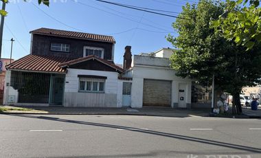 Venta de casa 5 ambientes con cochera y local en Sarandí