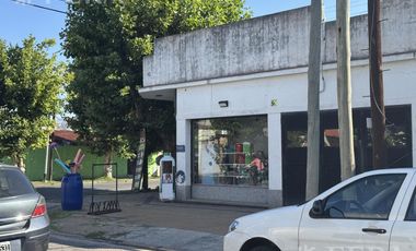 Venta de casa 5 ambientes con cochera y local en Sarandí
