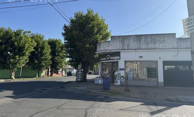Venta de casa 5 ambientes con cochera y local en Sarandí