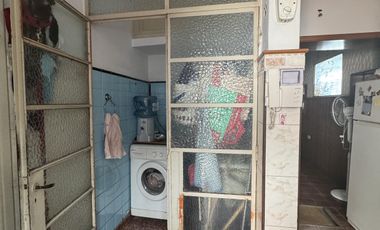 Venta de casa 5 ambientes con cochera y local en Sarandí