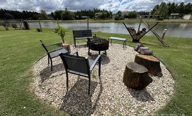 Venta de casa 6 ambientes con piscina y cochera en Miralagos