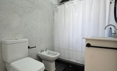 Venta de casa 6 ambientes con piscina y cochera en Miralagos