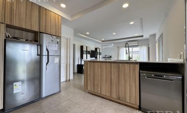 Venta de casa 6 ambientes con piscina y cochera en Miralagos
