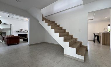 Venta de casa 6 ambientes con piscina y cochera en Miralagos