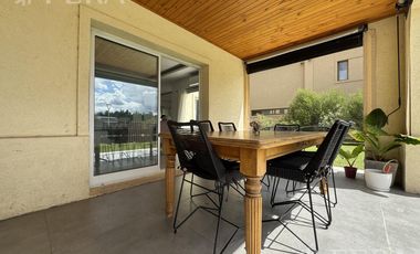 Venta de casa 6 ambientes con piscina y cochera en Miralagos