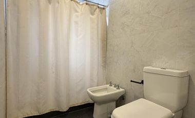 Venta de casa 6 ambientes con piscina y cochera en Miralagos