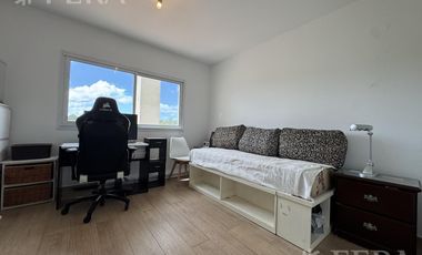 Venta de casa 6 ambientes con piscina y cochera en Miralagos