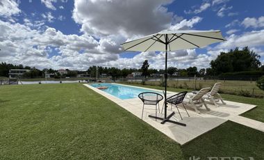 Venta de casa 6 ambientes con piscina y cochera en Miralagos