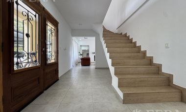 Venta de casa 6 ambientes con piscina y cochera en Miralagos