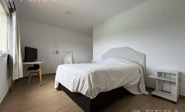 Venta de casa 6 ambientes con piscina y cochera en Miralagos