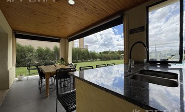 Venta de casa 6 ambientes con piscina y cochera en Miralagos