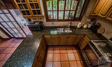 Casa de 7 ambientes en Venta, Caseros, Partido de Tres de Febrero, Provincia de Buenos Aires.