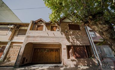 Casa de 7 ambientes en Venta, Caseros, Partido de Tres de Febrero, Provincia de Buenos Aires.