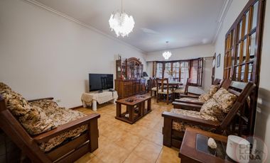 Casa de 7 ambientes en Venta, Caseros, Partido de Tres de Febrero, Provincia de Buenos Aires.