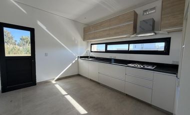 Casa a estrenar en San Sebastian Sector 7!!