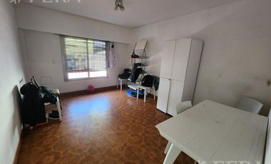 Venta de casa con local y cochera en Wilde