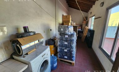 Venta de casa con local y cochera en Wilde
