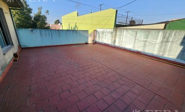 Venta de casa con local y cochera en Wilde