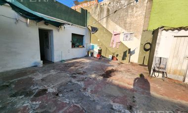 Venta de casa con local y cochera en Wilde