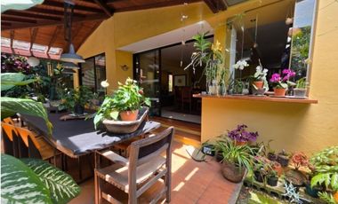 HERMOSA CASA EN VENTA EL POBLADO, JARDN, TRANQUILIDAD