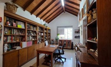 HERMOSA CASA EN VENTA EL POBLADO, JARDN, TRANQUILIDAD