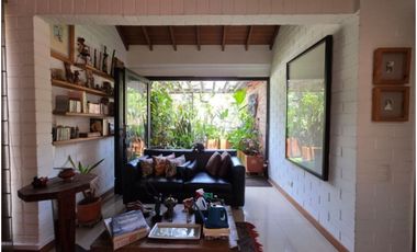 HERMOSA CASA EN VENTA EL POBLADO, JARDN, TRANQUILIDAD