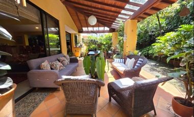 HERMOSA CASA EN VENTA EL POBLADO, JARDN, TRANQUILIDAD
