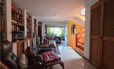 HERMOSA CASA EN VENTA EL POBLADO, JARDN, TRANQUILIDAD