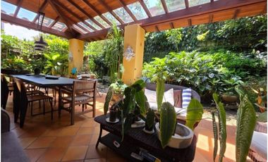 HERMOSA CASA EN VENTA EL POBLADO, JARDN, TRANQUILIDAD