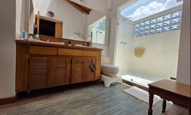 HERMOSA CASA EN VENTA EL POBLADO, JARDN, TRANQUILIDAD