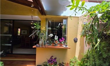 HERMOSA CASA EN VENTA EL POBLADO, JARDN, TRANQUILIDAD