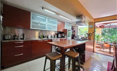 HERMOSA CASA EN VENTA EL POBLADO, JARDN, TRANQUILIDAD