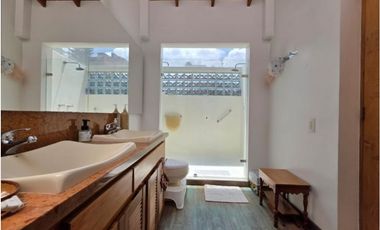 HERMOSA CASA EN VENTA EL POBLADO, JARDN, TRANQUILIDAD