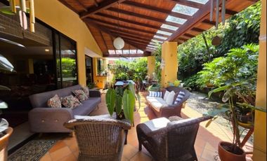 HERMOSA CASA EN VENTA EL POBLADO, JARDN, TRANQUILIDAD