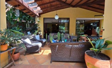 HERMOSA CASA EN VENTA EL POBLADO, JARDN, TRANQUILIDAD