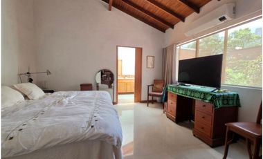 HERMOSA CASA EN VENTA EL POBLADO, JARDN, TRANQUILIDAD