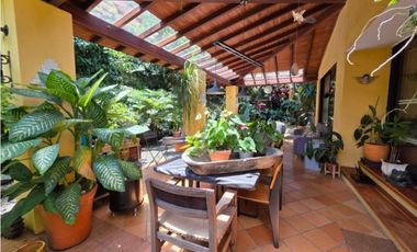 HERMOSA CASA EN VENTA EL POBLADO, JARDN, TRANQUILIDAD