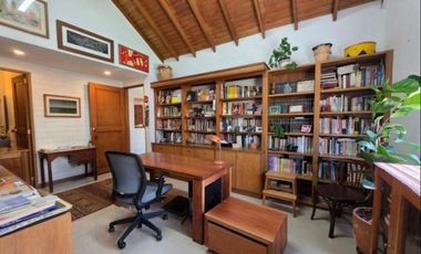 HERMOSA CASA EN VENTA EL POBLADO, JARDN, TRANQUILIDAD