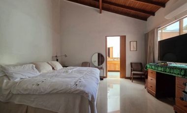 HERMOSA CASA EN VENTA EL POBLADO, JARDN, TRANQUILIDAD