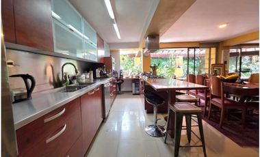 HERMOSA CASA EN VENTA EL POBLADO, JARDN, TRANQUILIDAD