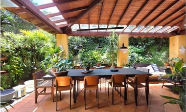 HERMOSA CASA EN VENTA EL POBLADO, JARDN, TRANQUILIDAD