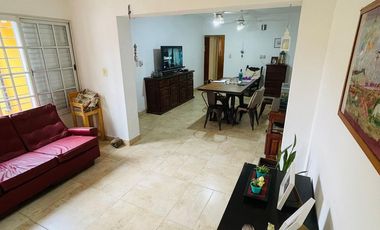 HERMOSA CASA A PASOS DEL HOSPITAL DE NIÑOS.