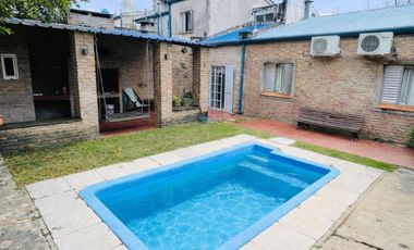 HERMOSA CASA A PASOS DEL HOSPITAL DE NIÑOS.