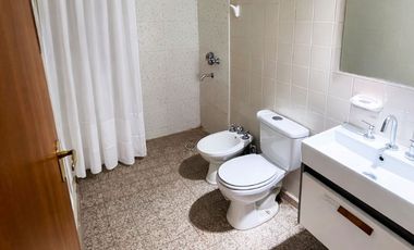 HERMOSA CASA A PASOS DEL HOSPITAL DE NIÑOS.