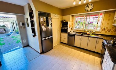 Casa 7 ambientes con parque y pileta venta Burzaco