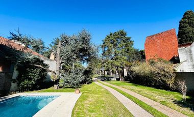 Casa 7 ambientes con parque y pileta venta Burzaco